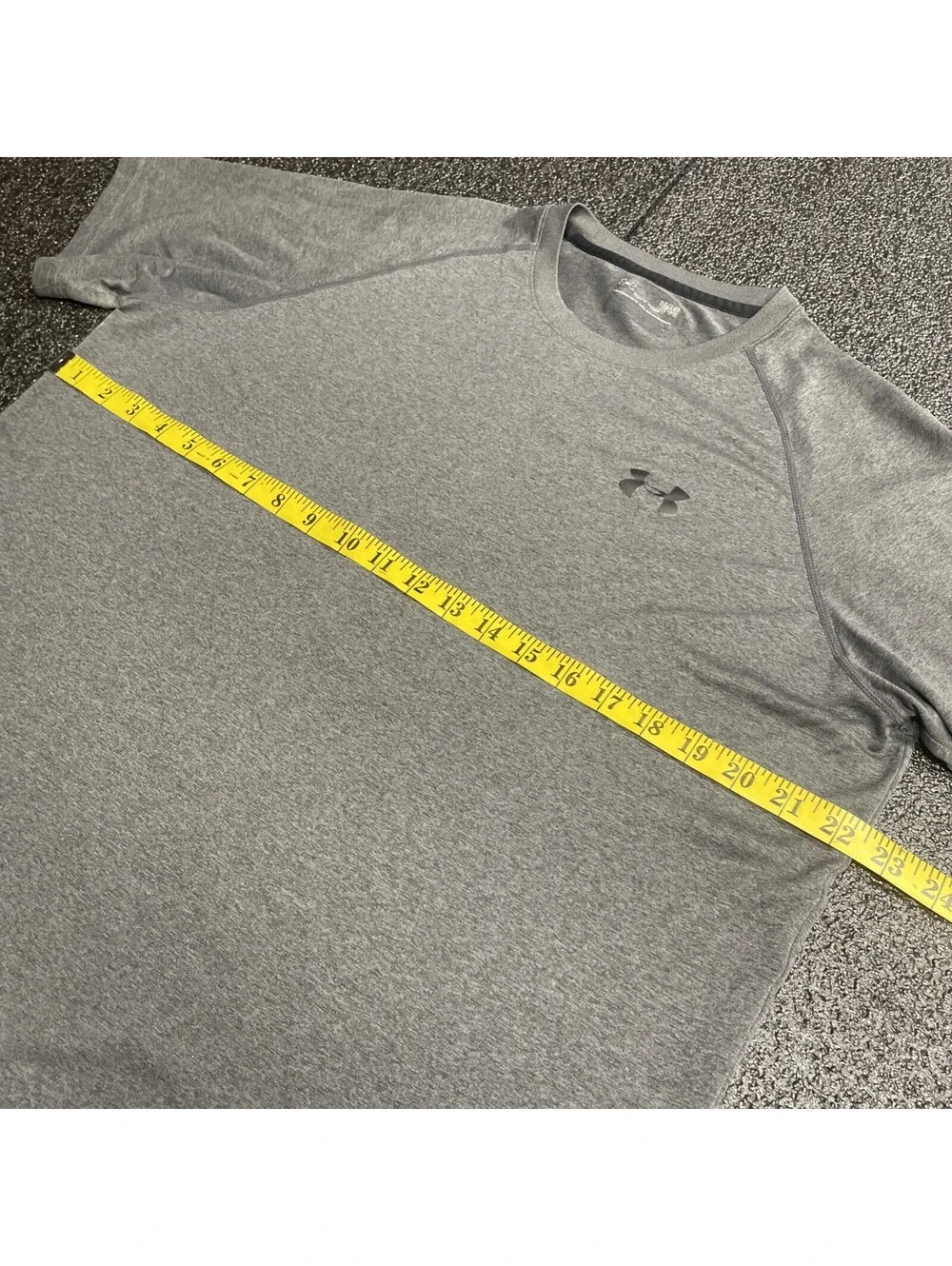 Under Armour Mens Sz Large HeatGear Loose Fit Gray Short Sleeve Workout Shirt